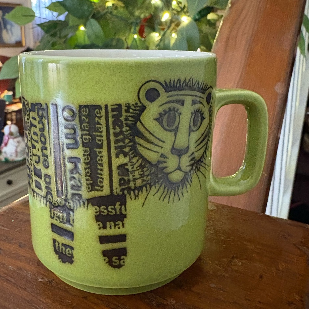 RARE VINTAGE 1976 JOHN CLAPPISON HORNSEA POTTERY NEWSPRINT GREEN "TIGER" MUG